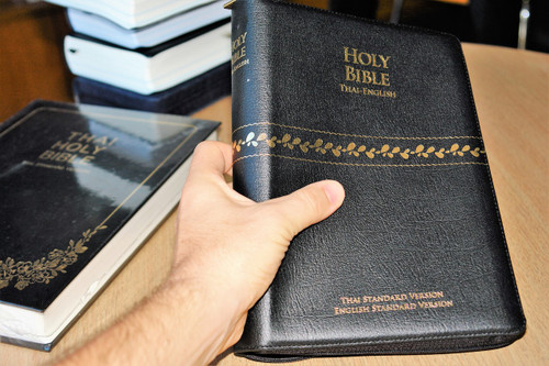 Thai English Holy Bible Luxury Edition / Thai Standard Version – English Standard Version / Genuine Black Leather Bound with Zipper / ThSV-ESV 77 ZDI / Thailand / พระคริสตธรรมคัมภีร์ภาษาไทยฉบับมาตรฐาน / ปกหนังสีดำซิป 