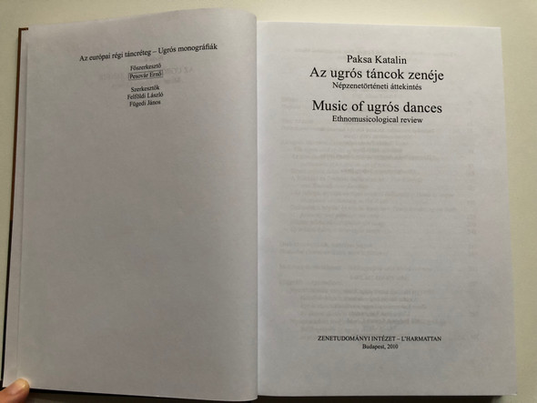 Az Ugrós Táncok Zenéje by Paksa Katalin - Népzenetörténeti áttekintés / Music of Ugrós Dances - ethnomusicological review / L'Harmattan 2010 / Hardcover / With Audio CD - CD melléklettel (9789632362700)