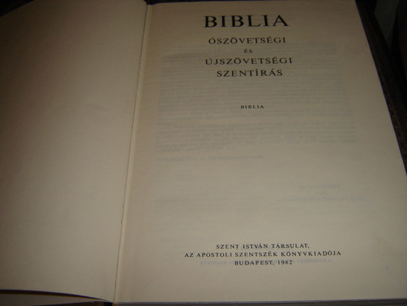 Large Hungarian Family Bible / Catholic 1982 Print / Nagy Magyar Katolikus Csaladi Biblia