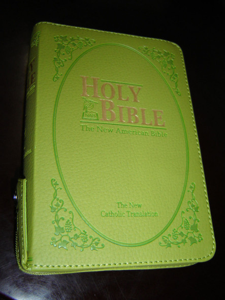 Catholic Bible GREEN Leather Cover with Zipper, Golden Edges / THE NEW AMERICAN BIBLE / Approved by the National Conference of Catholic Bishops