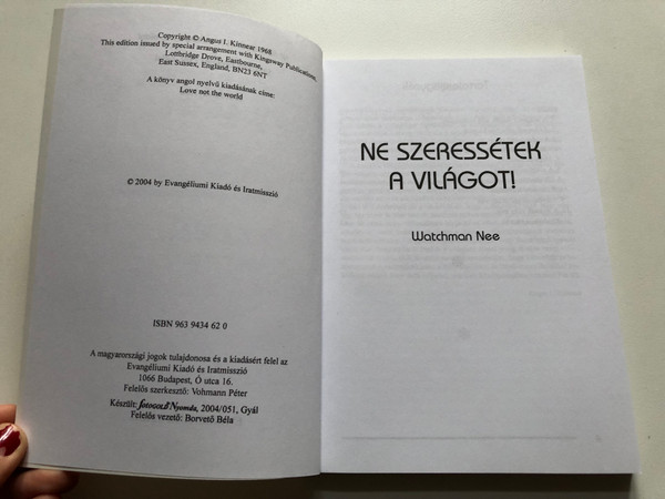 Ne szeressétek a világot + Szellemi ismeret by Watchman Nee Love Not the World + Spiritual Knowledge / The book contains the author's series on the world. He deals with the impact of the spiritual world on Christians and vice versa… ( 9639434620)