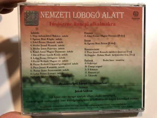 Nemzeti Lobogo Alatt - Fuvoszene Unnepi Alkalmakra / A siker a pedagoguse, mi csak segitjuk ot munkajaban! / Koszonettel az Apaczai Kiado Kft. 2005 Karacsonya / Harmonia Hangstudio Audio CD / Conductor: Jakab Gedeon / Pesterzsebeti Varosi Fuvoszenekar (HCD 218)