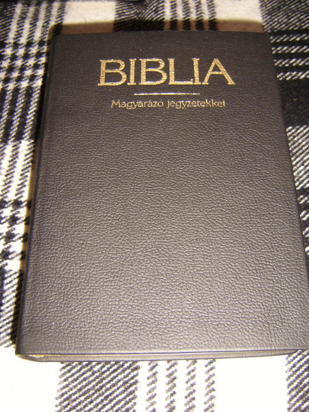 Hungarian Leather Bible with Study Notes / Magyar Biblia Magyarazo Jegyzetekkel 1