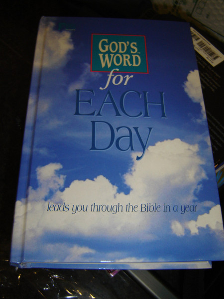 GOD'S WORD for EACH DAY / leads you through the Bible in a year / GW Bible World Publishing