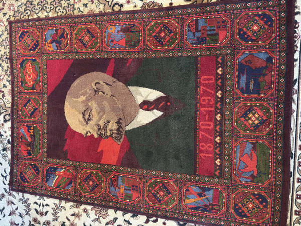 LENIN Rare Carpet from the Soviet Union / Rug size 190 X 150 CM with the portrait of Vladimir Ilich Lenin / Sovjet made rug Collector's item CCCP / U.S.S.R. issued for the anniversary of 100th birthday of Lenin made by Karjakumsky Fabrika
