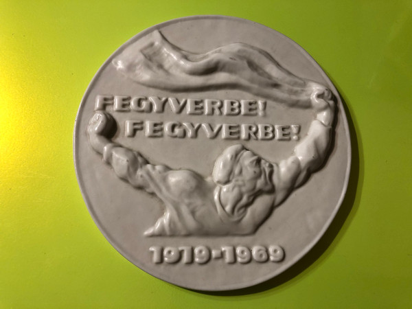 "Fegyverbe! Fegyverbe!": Hungarian People's Republic Commemorative Plaque (1979) (HUN-PLAQUE-7901)