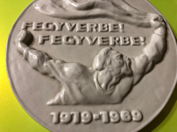 "Fegyverbe! Fegyverbe!": Hungarian People's Republic Commemorative Plaque (1979) (HUN-PLAQUE-7901)
