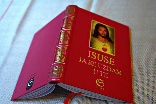 Isuse, ja se uzdam u te - Katolički molitvenik / Croatian Catholic Prayer Book / Palm-Sized Red Hardcover with a Portrait of Jesus, Gold Gilding and 1 Bookmark