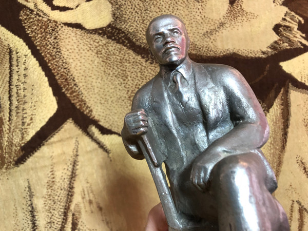 Monumentskulptura Seated Lenin Silumin Statue (Monumentskulptura)
