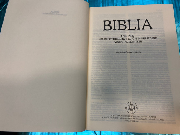 Biblia magyarázó jegyzetekkel - Hungarian Holy Bible with explanation notes from Stuttgarter Erklärungsbibel / HunÚj 1990 Translation / Hardcover - black / Magyar Bibliatársulat / Kálvin kiadó (9789633009963)