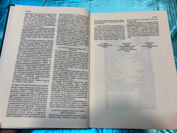 Biblia magyarázó jegyzetekkel - Hungarian Holy Bible with explanation notes from Stuttgarter Erklärungsbibel / HunÚj 1990 Translation / Hardcover - black / Magyar Bibliatársulat / Kálvin kiadó (9789633009963)