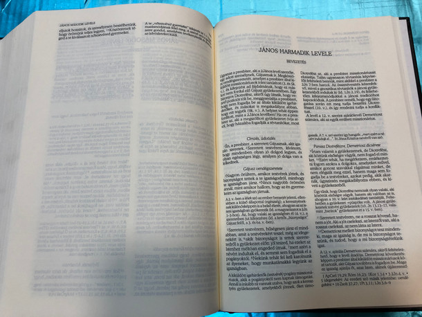 Biblia magyarázó jegyzetekkel - Hungarian Holy Bible with explanation notes from Stuttgarter Erklärungsbibel / HunÚj 1990 Translation / Hardcover - black / Magyar Bibliatársulat / Kálvin kiadó (9789633009963)