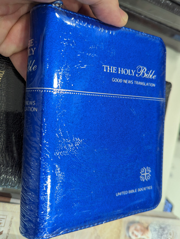 THE HOLY Bible - GOOD NEWS TRANSLATION / UNITED BIBLE SOCIETIES / Blue Imitation Leather Cover (9788941290223)