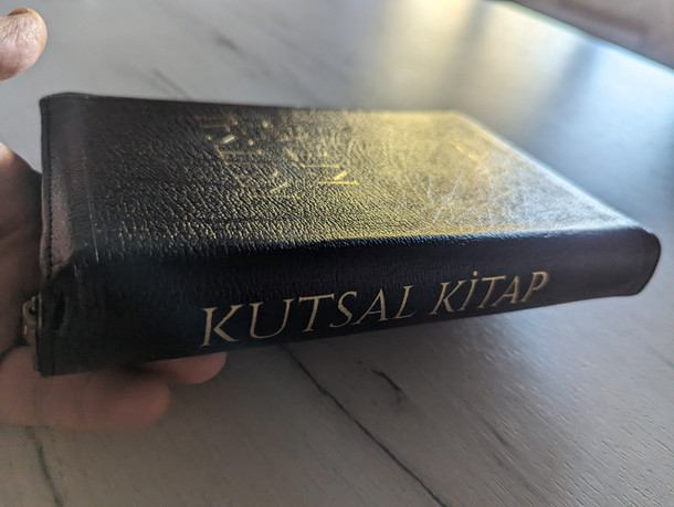 Turkish leather bound Holy Bible with zipper / Kutsal Kitap / Bible with references and study helps / Tevrat, Zebur, Injil / Kitab-ı Mukaddes Şirketi 2023 (9789754621716)