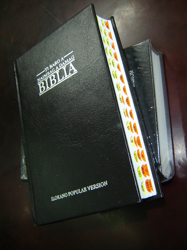 Naimbag A Damag Biblia: Ilokano Popular Version / Black Ilokano Hardcover Bible with Thumb Index / Modern Translation