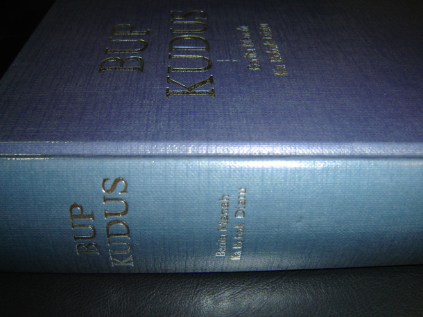 Blue Iban Bible: Old and New Testaments / Hardcover with Illustrations, Ribbon Marker and Maps / Bup Kudus: Berita Manah Ka Rebak Diatu- Sempekat Lama enggau Sempekat Baru