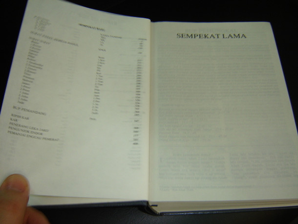 Blue Iban Bible: Old and New Testaments / Hardcover with Illustrations, Ribbon Marker and Maps / Bup Kudus: Berita Manah Ka Rebak Diatu- Sempekat Lama enggau Sempekat Baru