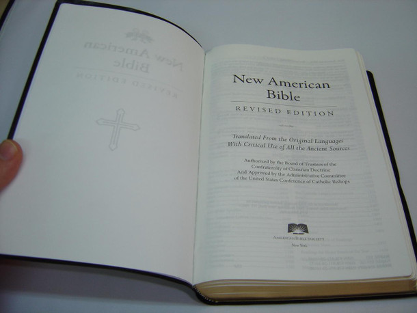 New American Bible – Revised Edition (NABRE) / Black Vinyl with Golden Edges / Translated from Original Languages with Critical Use of All Ancient Sources / NABRE 055 GE