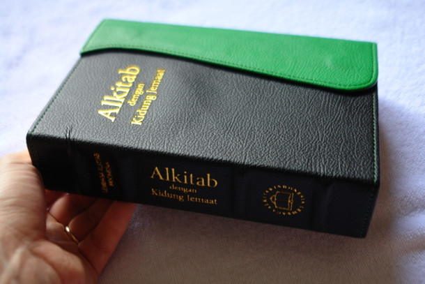 Indonesia Bible with Hymnal 064TI / Luxury Green Black Leather 