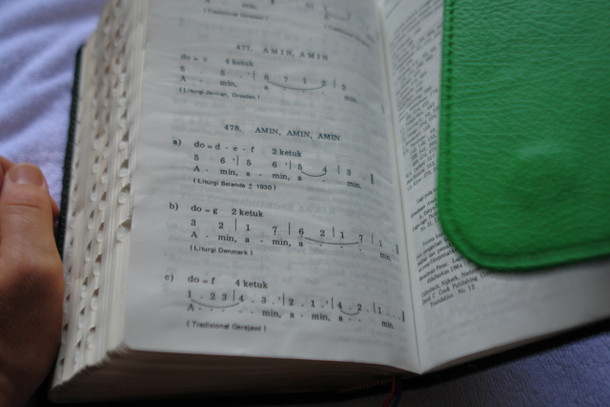 Indonesia Bible with Hymnal 064TI / Luxury Green Black Leather Binding with Magnetic Flip Closure, Thumb Index, Golden Edges / ALKITAB dengan KIDUNG JEMAAT / 478 Hymns