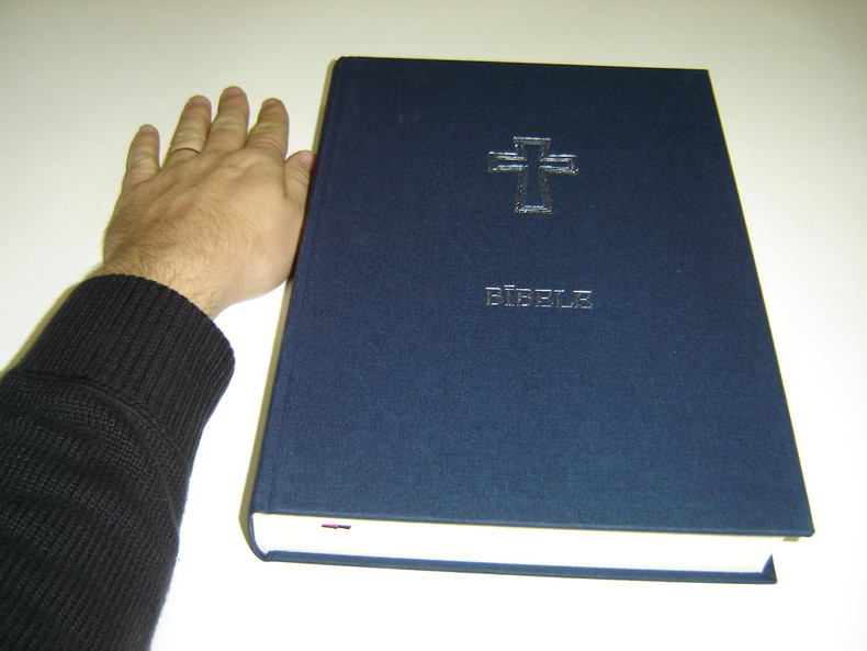 BIBELE Impressive LATVIAN FAMILY BIBLE that has LARGE PRINT 