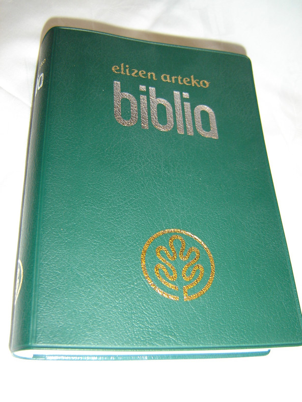 Beautiful Green New Edition BASQUE BIBLE / ELIZEN ARTEKO BIBLIA / BASQUE (NATIVE NAME: EUSKARA)