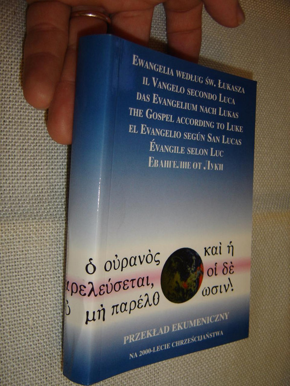 Good outreach tool!  Go prepared!  THE GOSPEL OF LUKE IN 7 LANGUAGES: POLISH, ITALIAN, GERMAN, ENGLISH, SPANISH, FRENCH AND RUSSIAN.  Purse size, easy to carry even multiple copies.