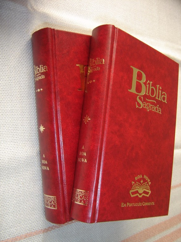 European PORTUGUESE BIBLE - A BÍBLIA  SEGRADA EUROPEAN INTERCONFESSIONAL / Church Pew Sized, great for people from Europe