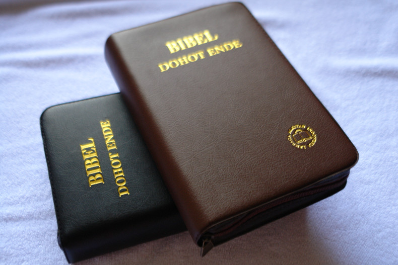 Luzury Edition BATAK TOBA LANGUAGE BIBLE WITH HYMNAL 556 HYMNS arrived in 2 colors Black and Brown cover!  A language of Indonesia spken by more than 40 Million people.