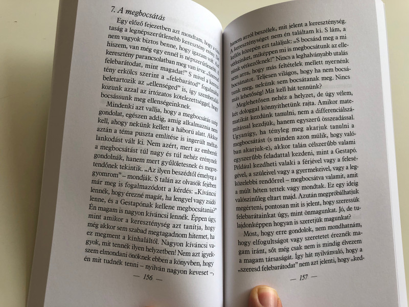 Keresztény vagyok by C. S. LEWIS - HUNGARIAN TRANSLATION OF Mere Christianity / Mere Christianity provides an unequaled opportunity for believers and nonbelievers alike to hear this powerful apologetic for the Christian faith. (9789632883953