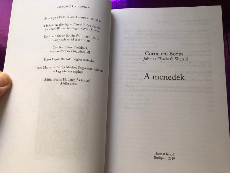 A menedék by CORRIE TEN BOOM, JOHN & ELISABETH SHERRILL - HUNGARIAN TRANSLATION OF The Hiding Place / This book is Corrie's story and the story of how faith, hope and love ultimately triumphed over unthinkable evil (9789632880235)