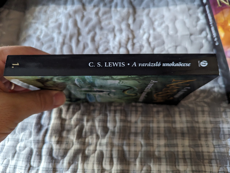 A varázsló unokaöccse (Narnia 1. kötet) by C. S. LEWIS - HUNGARIAN TRANSLATION OF tHE CHRONICLES OF NARNIA The Magician's Nephew  C. S. Lewis's classic fantasy series, which has captivated readers of all ages (9789632884332)