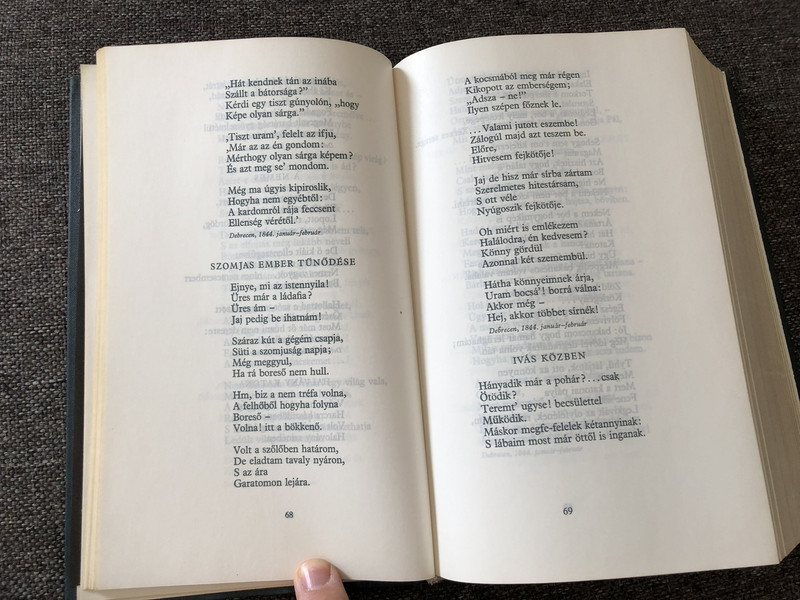 Petőfi Sándor összes költeményei 

Megjelent a Költö Születesenek Szazötvenedik Evfordulojara

Publisher: Szépirodalmi Könyvkiadó, 1972
