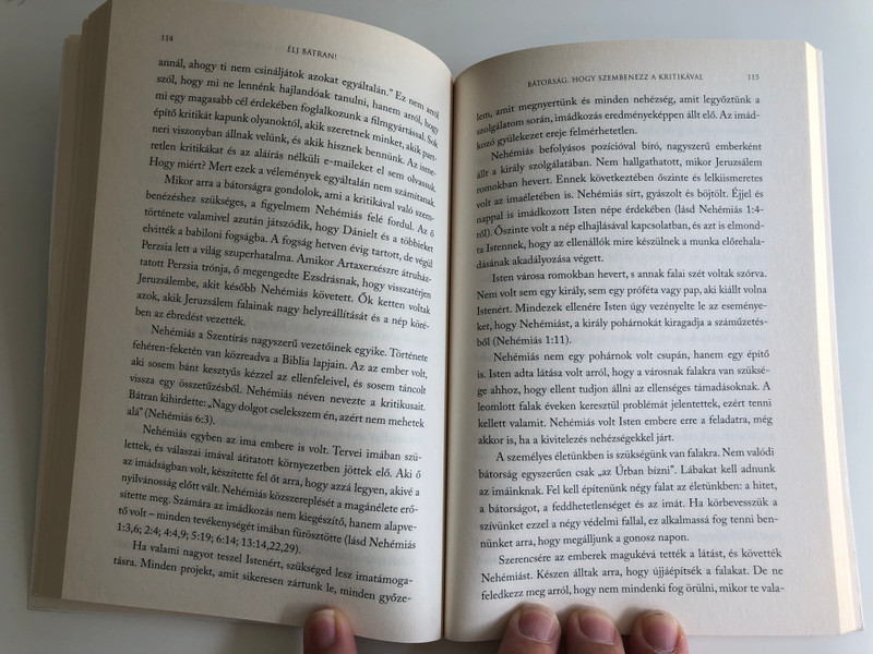 Élj bátran! - Merj állást foglalni! by Michael Catt HUNGARIAN TRANSLATION OF Courageous Living: Dare to Take a Stand / Readers will catch a new wind of bravery in the bold accounts of Abraham, Nehemiah, and Ruth . (9786155246050)