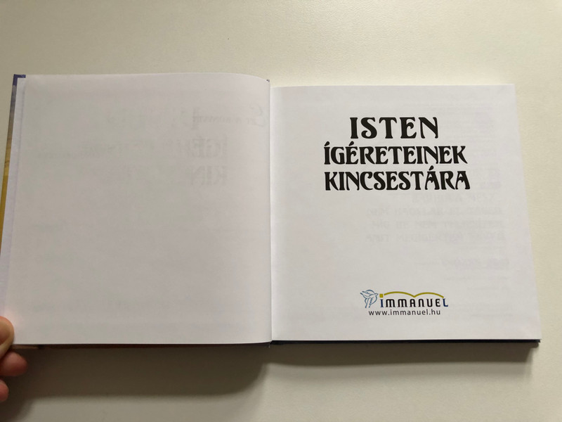 Isten ígéreteinek kincsestára by Rafal Waclawik - HUNGARIAN TRANSLATION OF Treasures of God's Promises / This collection is indeed a treasure trove for those who want to live their lives in the beauty and richness of divine wholeness. (9789638900838)