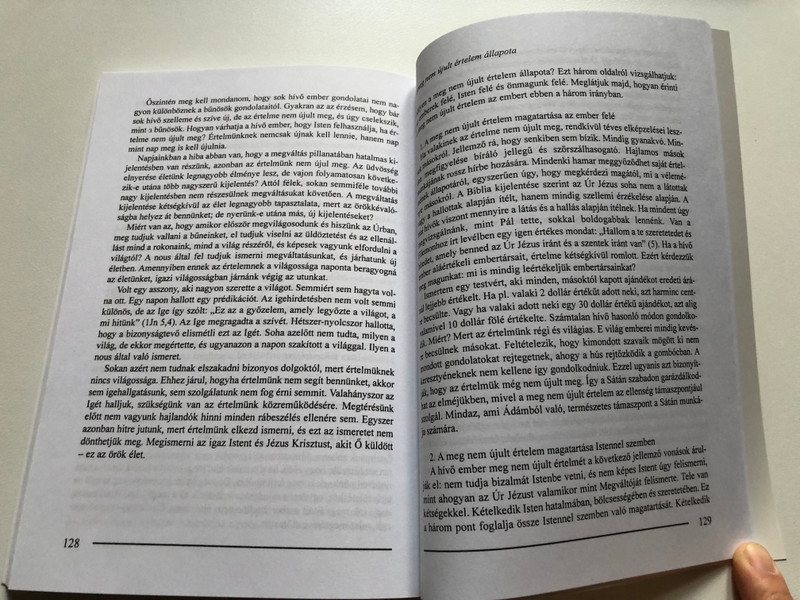 Ne szeressétek a világot + Szellemi ismeret by Watchman Nee Love Not the World + Spiritual Knowledge / The book contains the author's series on the world. He deals with the impact of the spiritual world on Christians and vice versa… ( 9639434620)