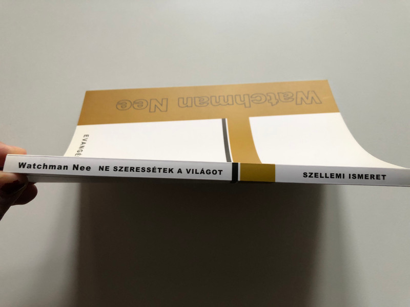 Ne szeressétek a világot + Szellemi ismeret by Watchman Nee Love Not the World + Spiritual Knowledge / The book contains the author's series on the world. He deals with the impact of the spiritual world on Christians and vice versa… ( 9639434620)