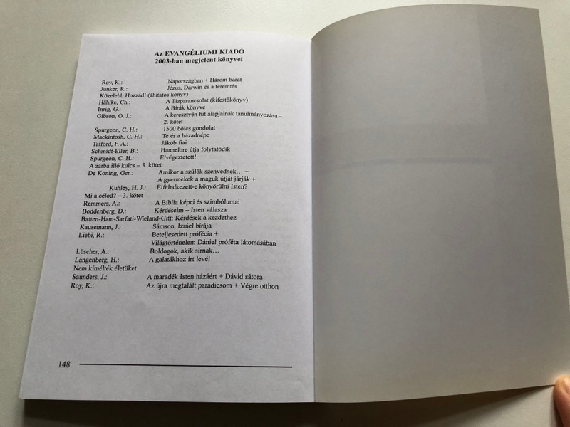 Ne szeressétek a világot + Szellemi ismeret by Watchman Nee Love Not the World + Spiritual Knowledge / The book contains the author's series on the world. He deals with the impact of the spiritual world on Christians and vice versa… ( 9639434620)