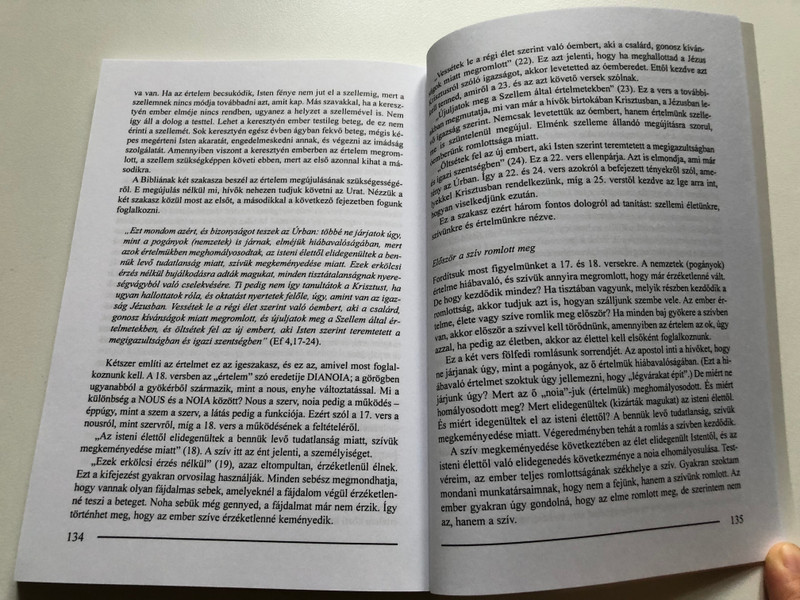 Ne szeressétek a világot + Szellemi ismeret by Watchman Nee Love Not the World + Spiritual Knowledge / The book contains the author's series on the world. He deals with the impact of the spiritual world on Christians and vice versa… ( 9639434620)