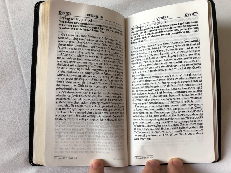 Thoughts from the diary of a desperate man - a daily devotional by Walter A. Henrichsen / 12th Edition / Leadership foundation / Golden edges / Hardcover, Black / 2011 (0970437412)