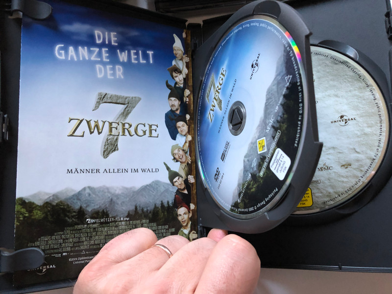 7 Zwerge – Männer allein im Wald DVD 2004 7 Dwarves – Men Alone in the Wood / Directed by Sven Unterwaldt Jr. / Starring: Otto Waalkes, Heinz Hoenig, Mirco Nontschew, Boris Aljinovic / Die Zipfel Edition 2 DVD (5050582327526)