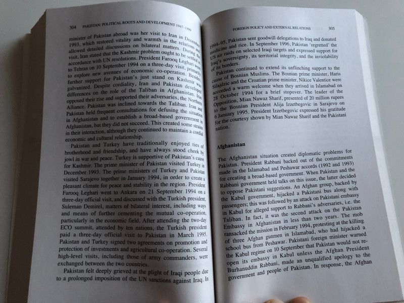 Pakistan - Political Roots & Development 1947-1999 by Safdar Mahmood / Oxford Univeristy Press 2019 / Oxford Pakistan Paperbacks / 15th print (9780195798067)
