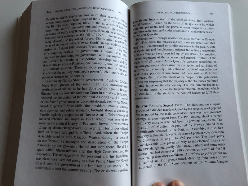 Pakistan - Political Roots & Development 1947-1999 by Safdar Mahmood / Oxford Univeristy Press 2019 / Oxford Pakistan Paperbacks / 15th print (9780195798067)