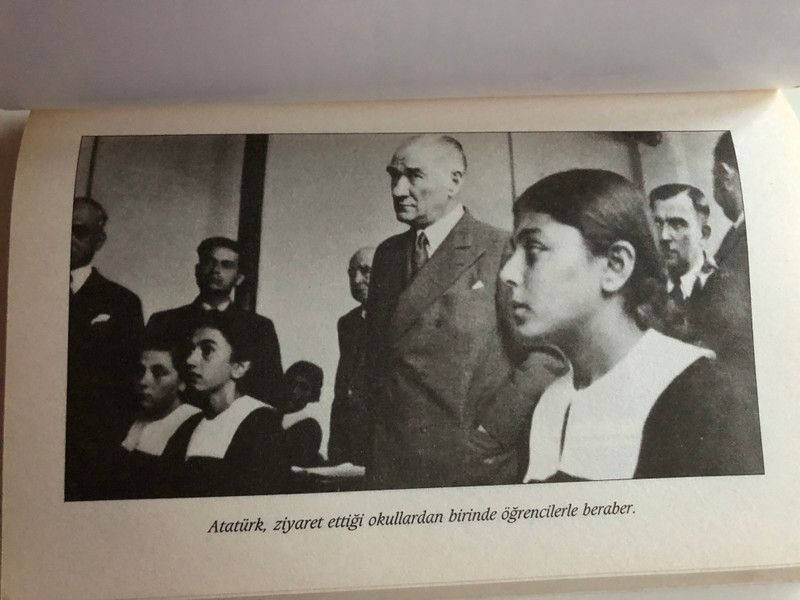 Bir Dahi Yetişiyor by Songül Saydam, Yaşar Öztürk / A genius in the making - The childhood of Mustafa Kemal Atatürk, Turkey's first president / Mustafa Kemal Atatürk'ün çocukluğu / Iyi Insanlar 2008 / Paperback (9789759992897)