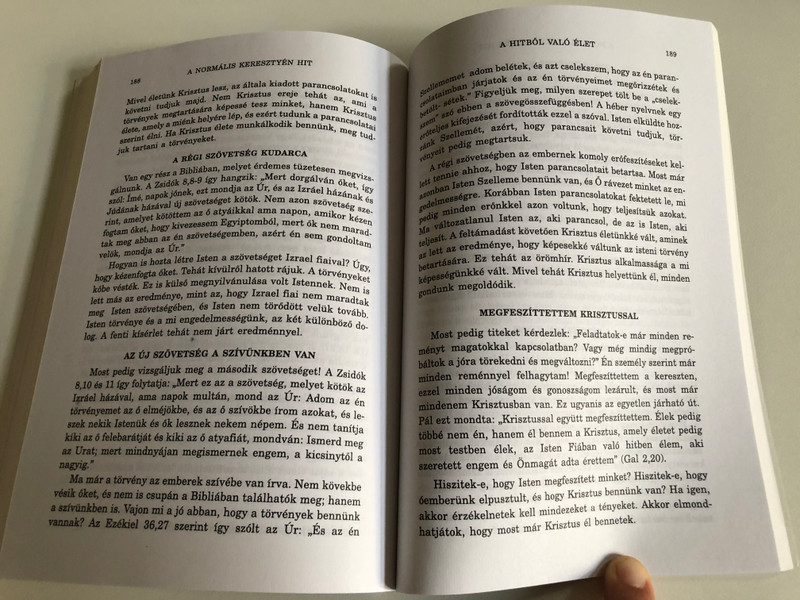 A Normális Keresztyén Hit by Watchman Nee / Isten és élet - Krisztusban / Hungarian edition of The Normal Christian Faith / Living Stream Ministry 1999 / Az Élet Folyama Alapítvány / Paperback (9780736305617)