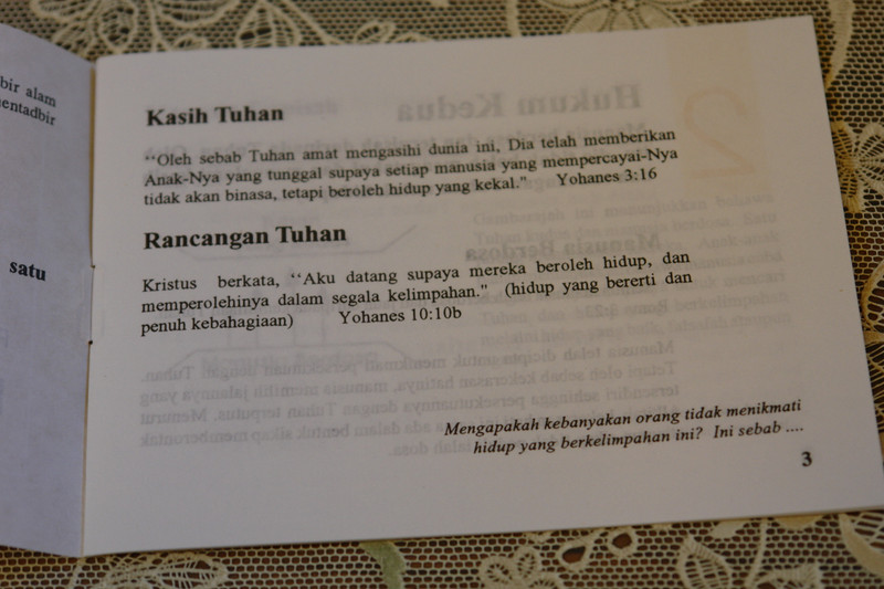 Have you Heard of the Four Spiritual Laws? Malay Language Edition / Pernahkah anda mendengar tentang Empat Hukum Rohani? Gospel Tract for Outreach