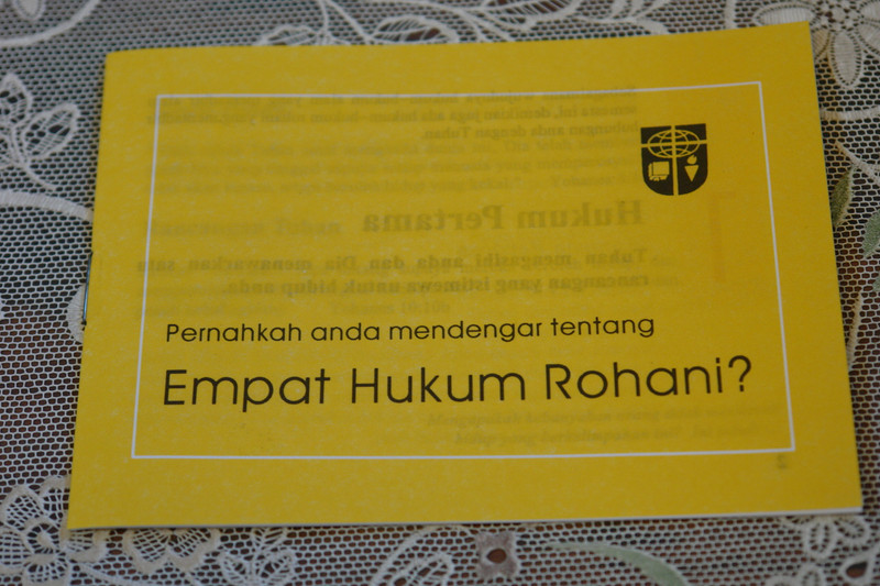 Have you Heard of the Four Spiritual Laws? Malay Language Edition / Pernahkah anda mendengar tentang Empat Hukum Rohani? Gospel Tract for Outreach