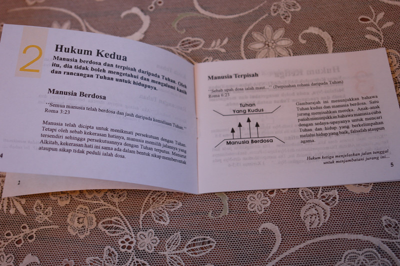 Have you Heard of the Four Spiritual Laws? Malay Language Edition / Pernahkah anda mendengar tentang Empat Hukum Rohani? Gospel Tract for Outreach