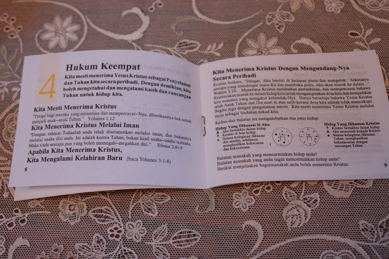 Have you Heard of the Four Spiritual Laws? Malay Language Edition / Pernahkah anda mendengar tentang Empat Hukum Rohani? Gospel Tract for Outreach