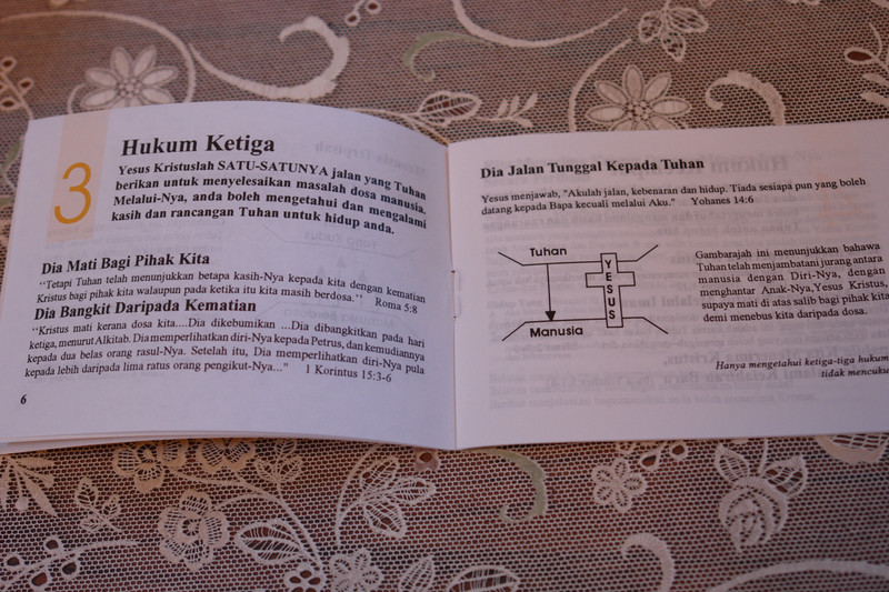 Have you Heard of the Four Spiritual Laws? Malay Language Edition / Pernahkah anda mendengar tentang Empat Hukum Rohani? Gospel Tract for Outreach